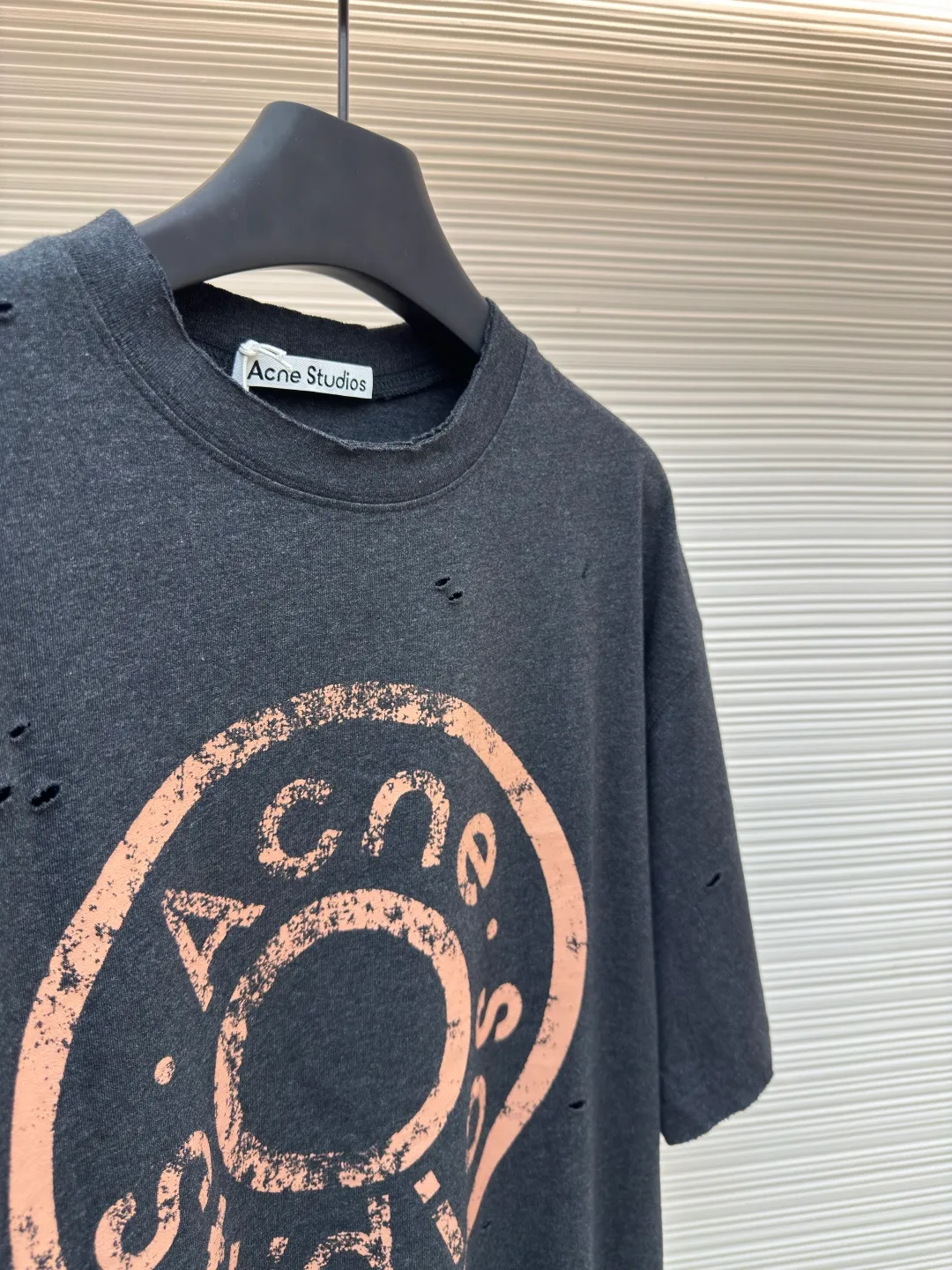 Acne Studios Distressed Printed Short Sleeves ●Authentic: Purchased and developed for 3000 ●Item No.: 1680377-A00 ●Fabric: Double-ply cotton plain fabric ●Technology: Distressed printing ●Version: Fitted version ●Weight: about 295 grams ●Size: S-M-L-XL ●Description: Customized Dream Double-ply cotton plain fabric with excellent texture, comfortable and skin-friendly, with deep black as the main color Like the mottled rust on ancient copperware, the unruly soul of AcneStudios is engraved on the chest. The ingenious integration of hole elements and wanton swaying on the black canvas is a deliberate rebellion, a break away from the shackles of tradition, and unique in the wave of trends. Glue printing is used. The chest printing is modified three times with the film screen. The glue liquid paint is used to print the pattern on the fabric. The fabric is baked to fix the printed pattern. Many parts of the body of the garment are worn and worn by pure artificial regularity, and hand brush marks are added to the surface of the garment to add texture and depth to imitate the texture of natural wear and tear. The fabrics have been washed to give them a better feel and texture. They are not easy to deform, shrink or fade, and maintain their long-lasting beauty. The overall color is consistent with no color difference. It can be matched with the same style to create a fashionable look, and can be used in various occasions. Customized accessories, complete with three standards, the same style for men and women!